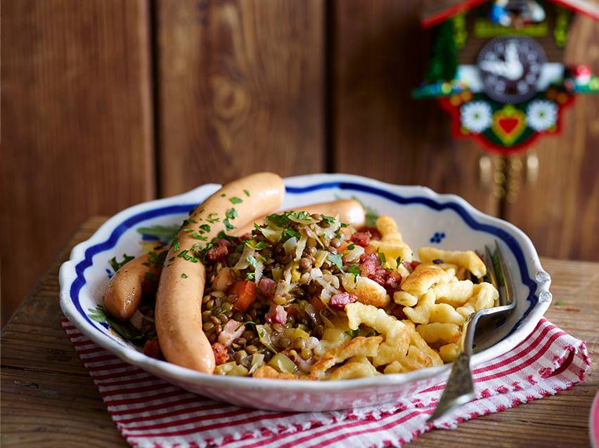 Korv, linser och Spätzle: en smakrik rätt.