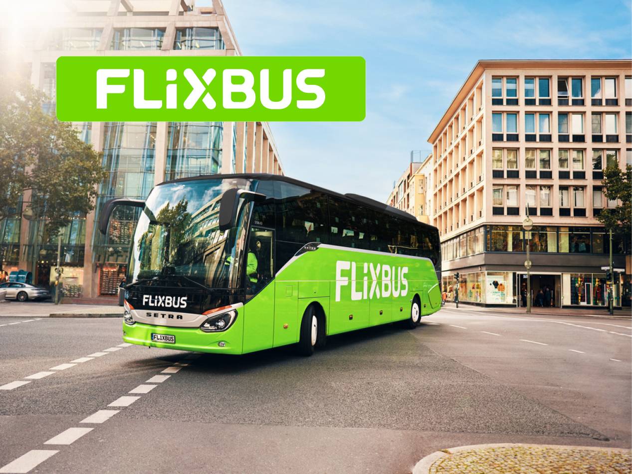 Grön FlixBus Setra buss i stan.