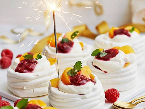 Peach melba pavlova