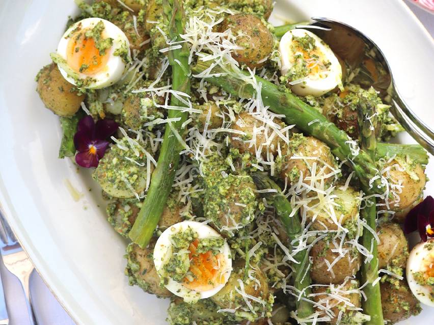 Potatissallad med sparris, ägg och pesto.