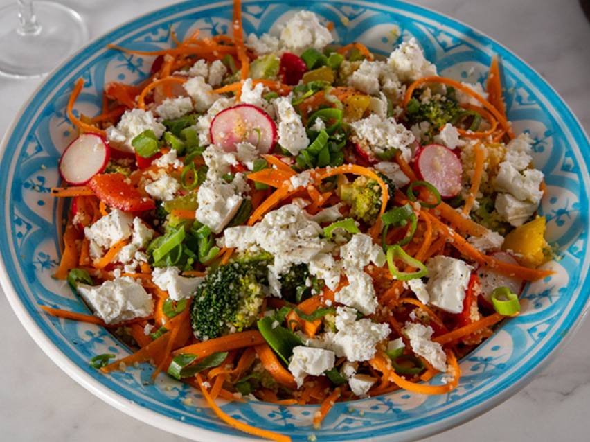 Sallad med morötter, fetaost och broccoli.
