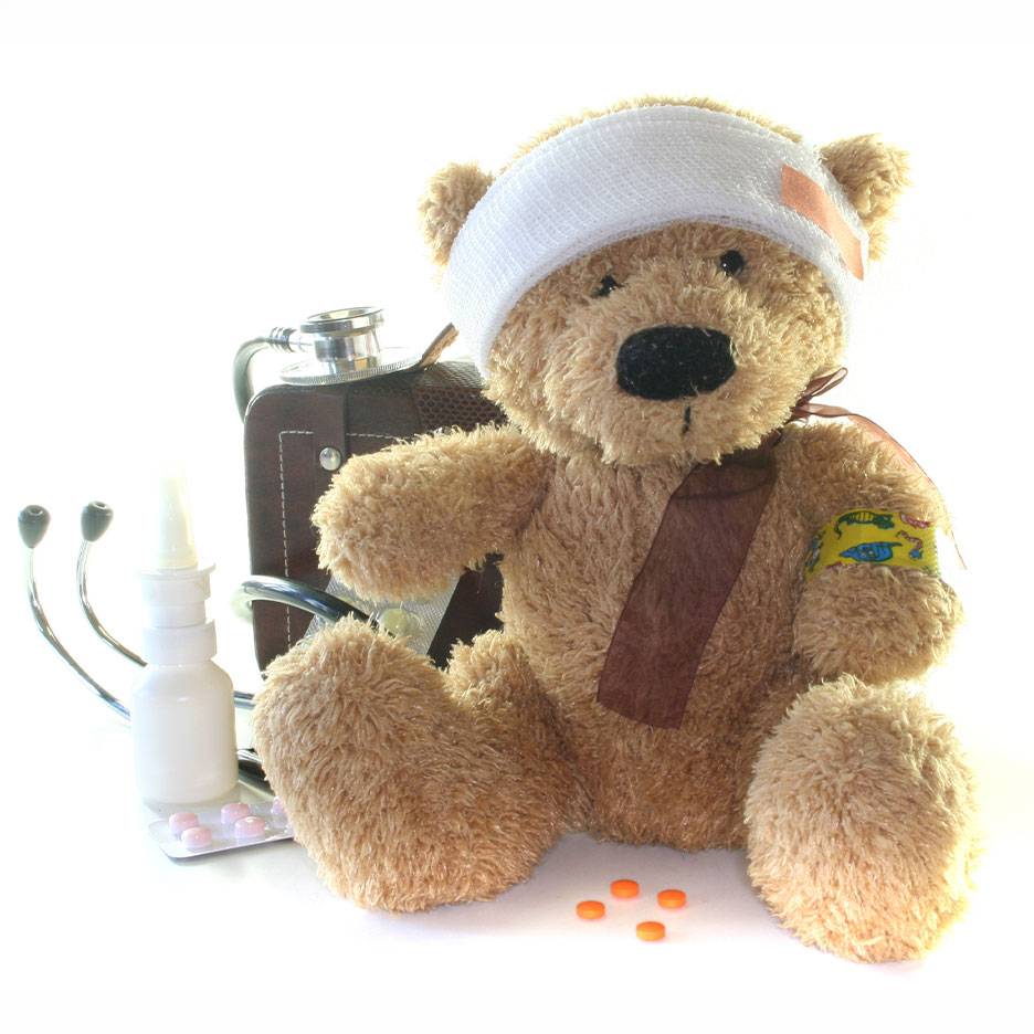 Skadad nallebjörn med bandage, medicinväska, stetoskop och mediciner.