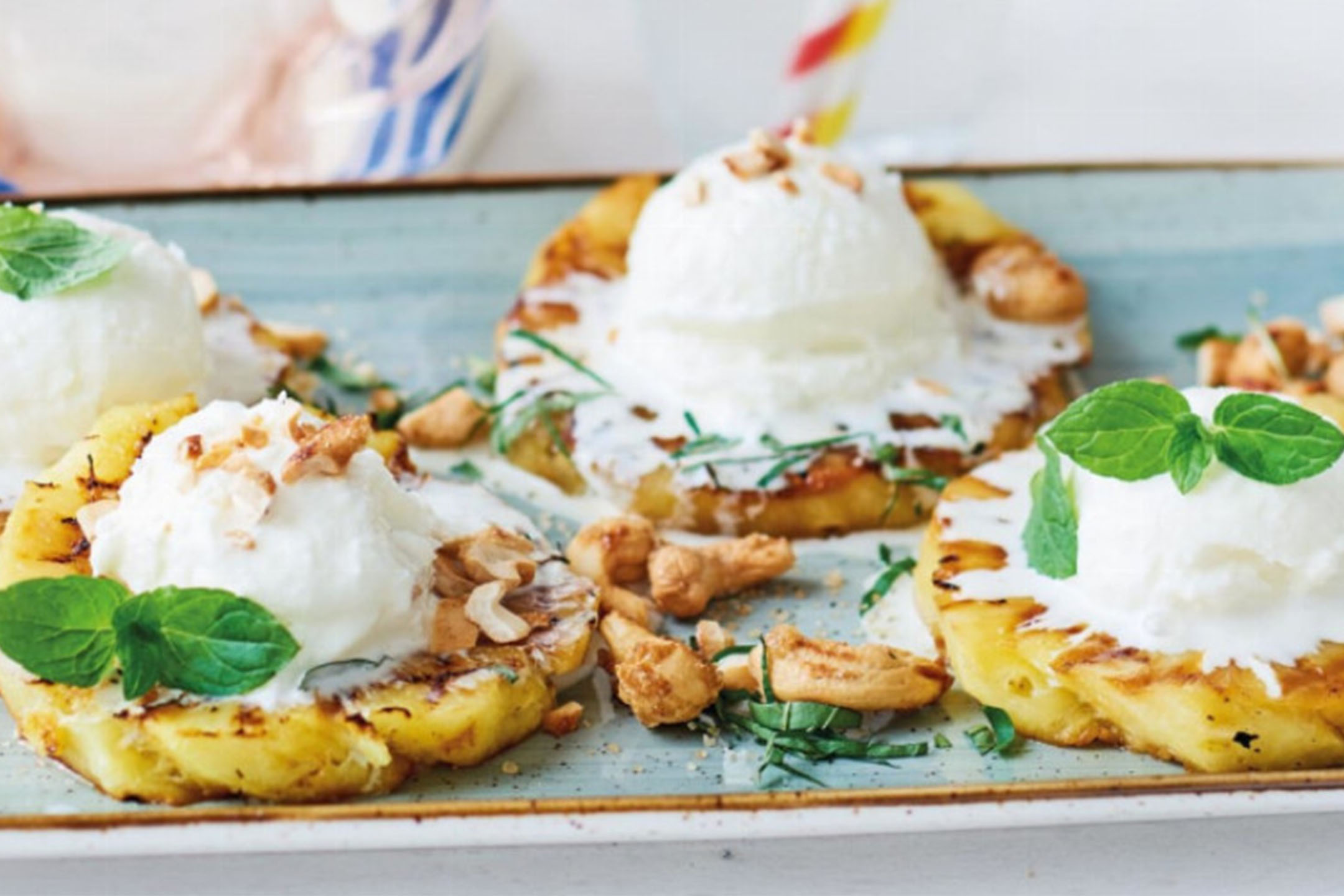 Grillad ananas med kokosglass, cashewnötter och mynta.