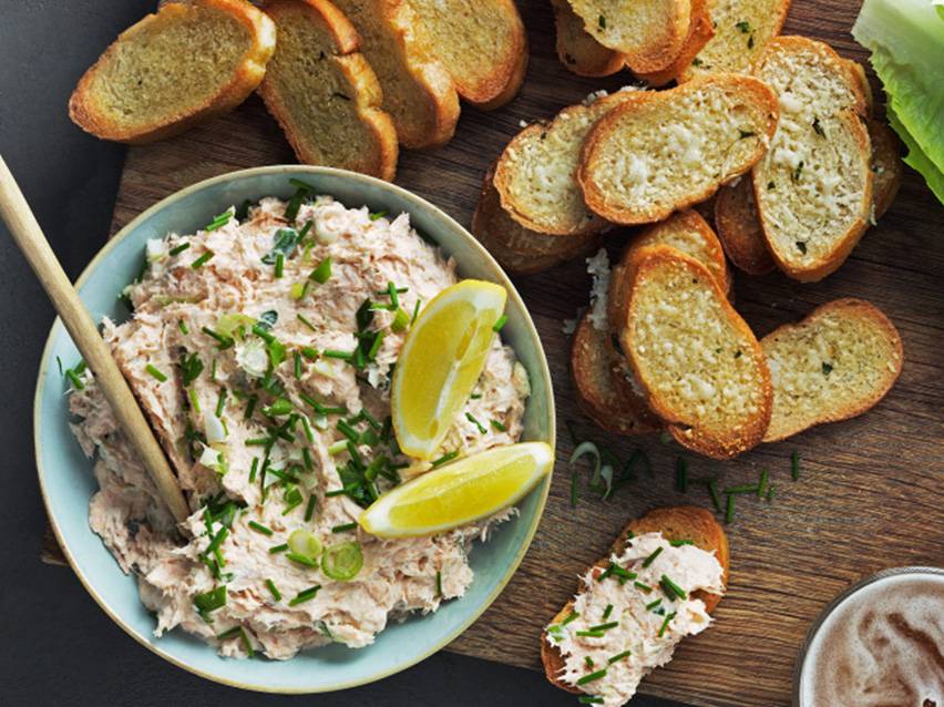 Laxröra med crostini.