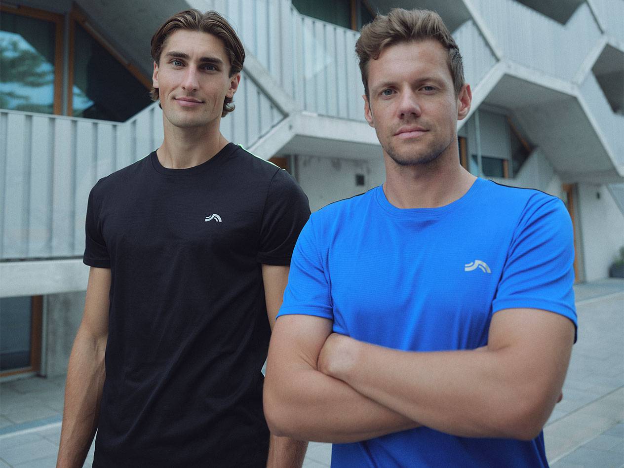 Två män i svarta och blåa sport-T-shirts med logotyp.