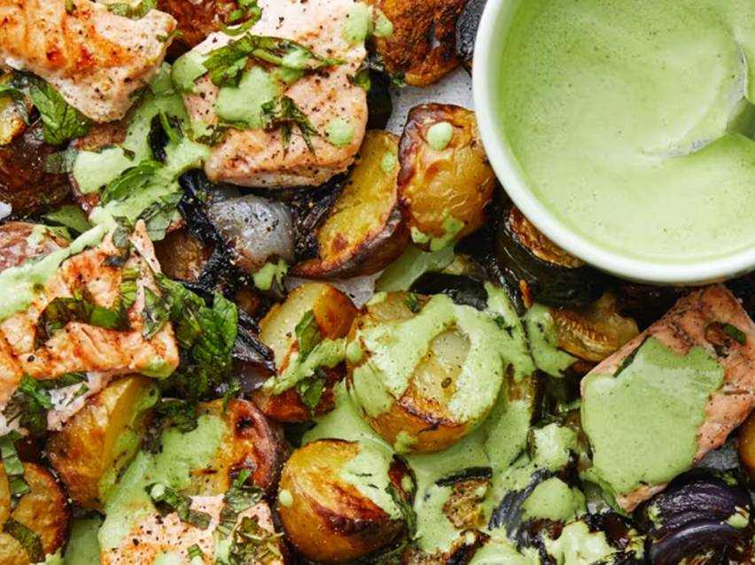 Lax och potatis med grön sås och färska örter.
