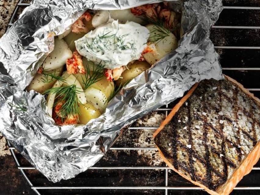 Fisk och potatis i foliepaket med dillsås och grillad lax på galler.