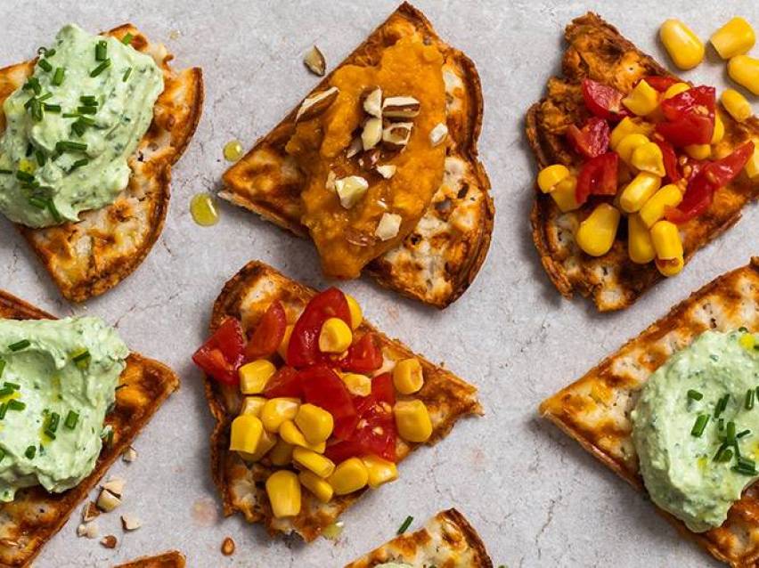 Våfflor med olika pålägg: avokadokräm, pumpapuré och majs- och tomatröra.