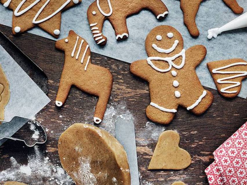 Pepparkakor i olika former, inklusive en pepparkaksgubbe, häst och elefant, dekorerade med glasyr.