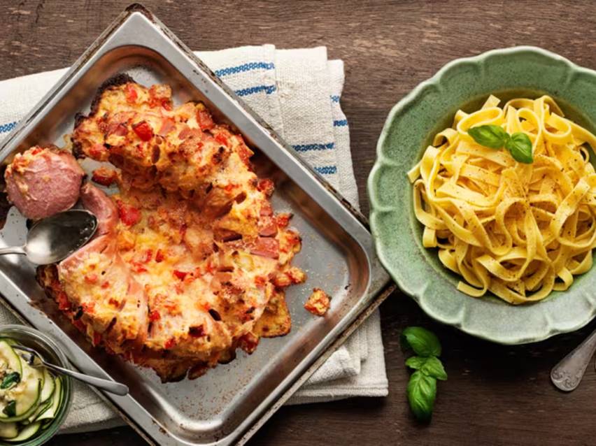 Ugnsbakad blomkål med skinka och ost, serverad med tagliatelle och basilika.