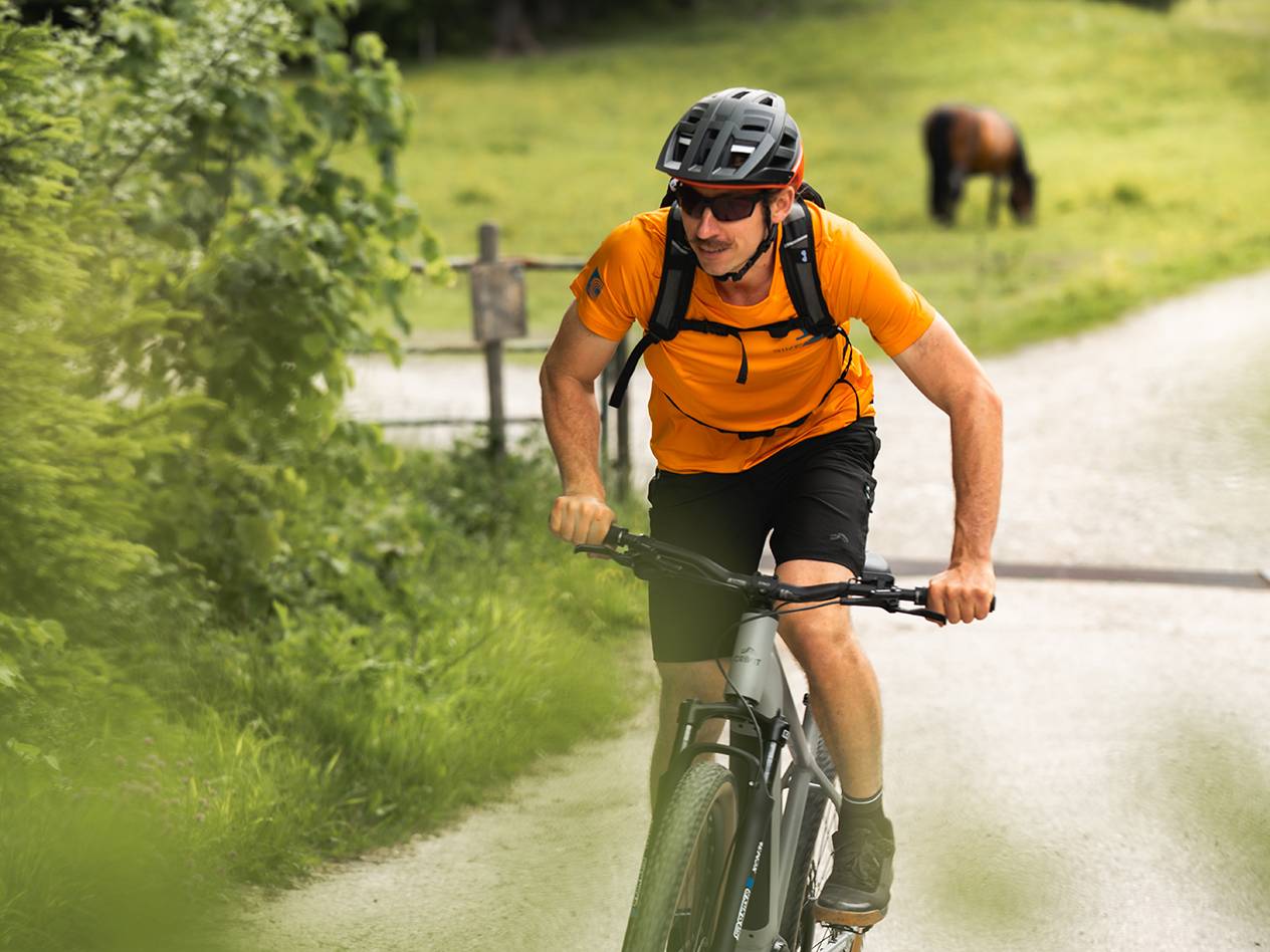 Elcykel och cykelkläder utomhus.