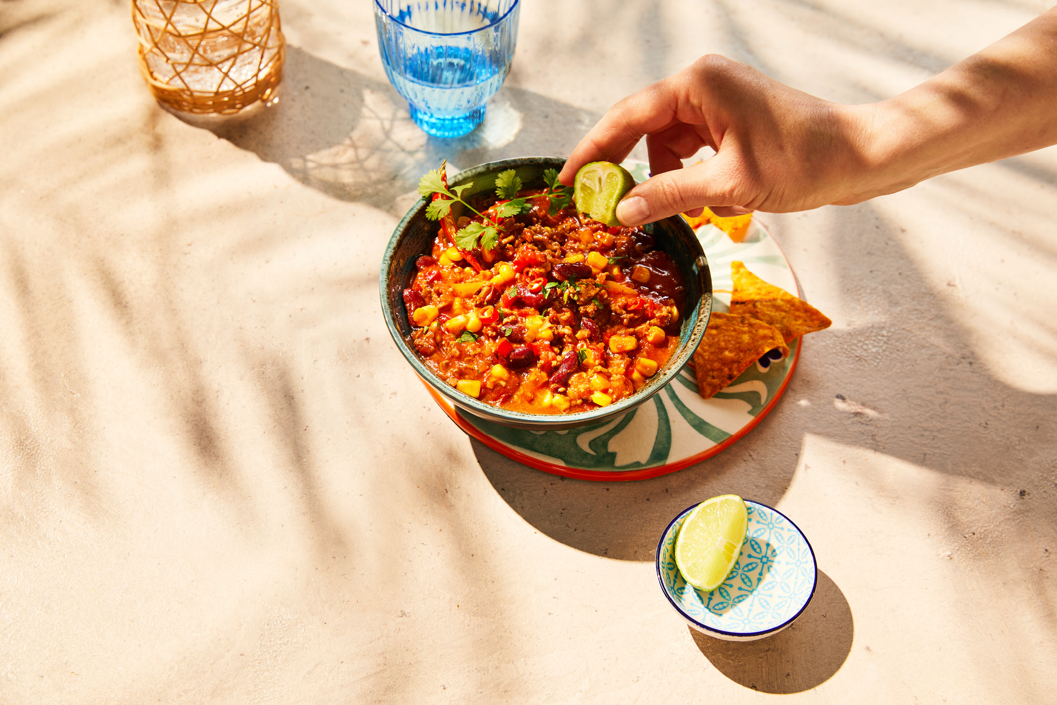Chili con carne med majs, bönor och köttfärs, toppad med koriander och lime.