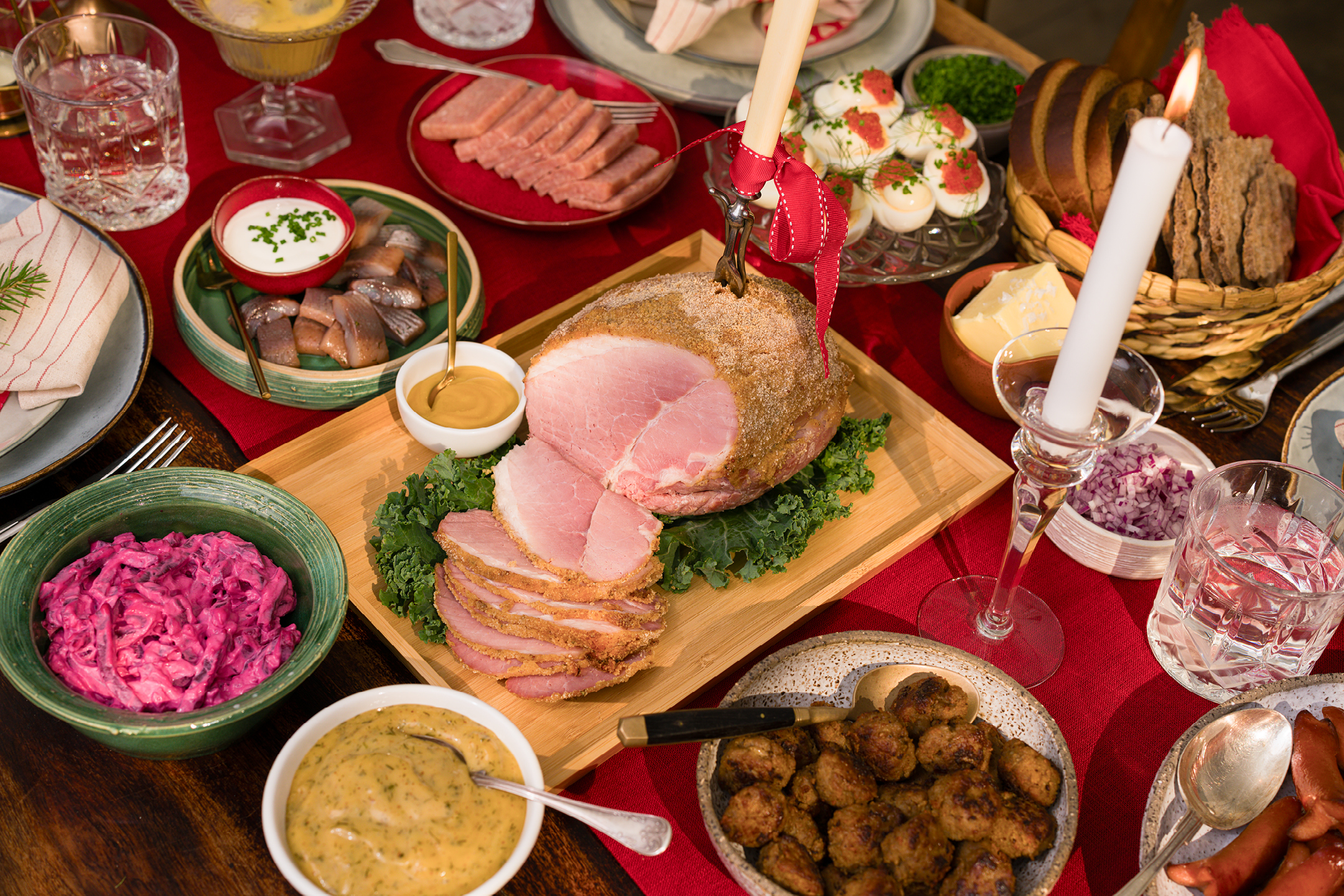 Julbord med skivad julskinka, köttbullar, prinskorv, sill och rödbetssallad.