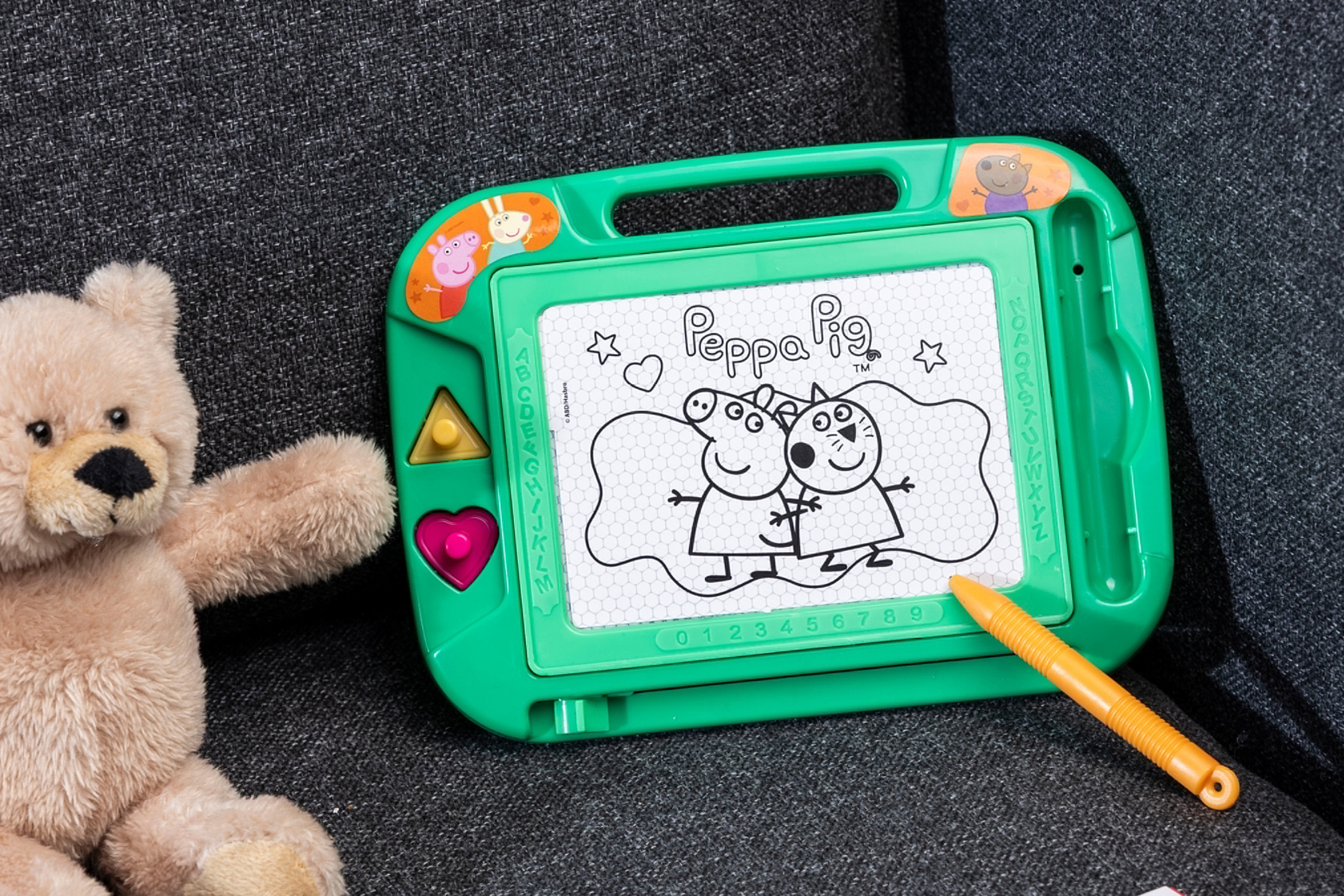 Grön magnetisk rittavla med Peppa Pig-motiv och en nallebjörn.