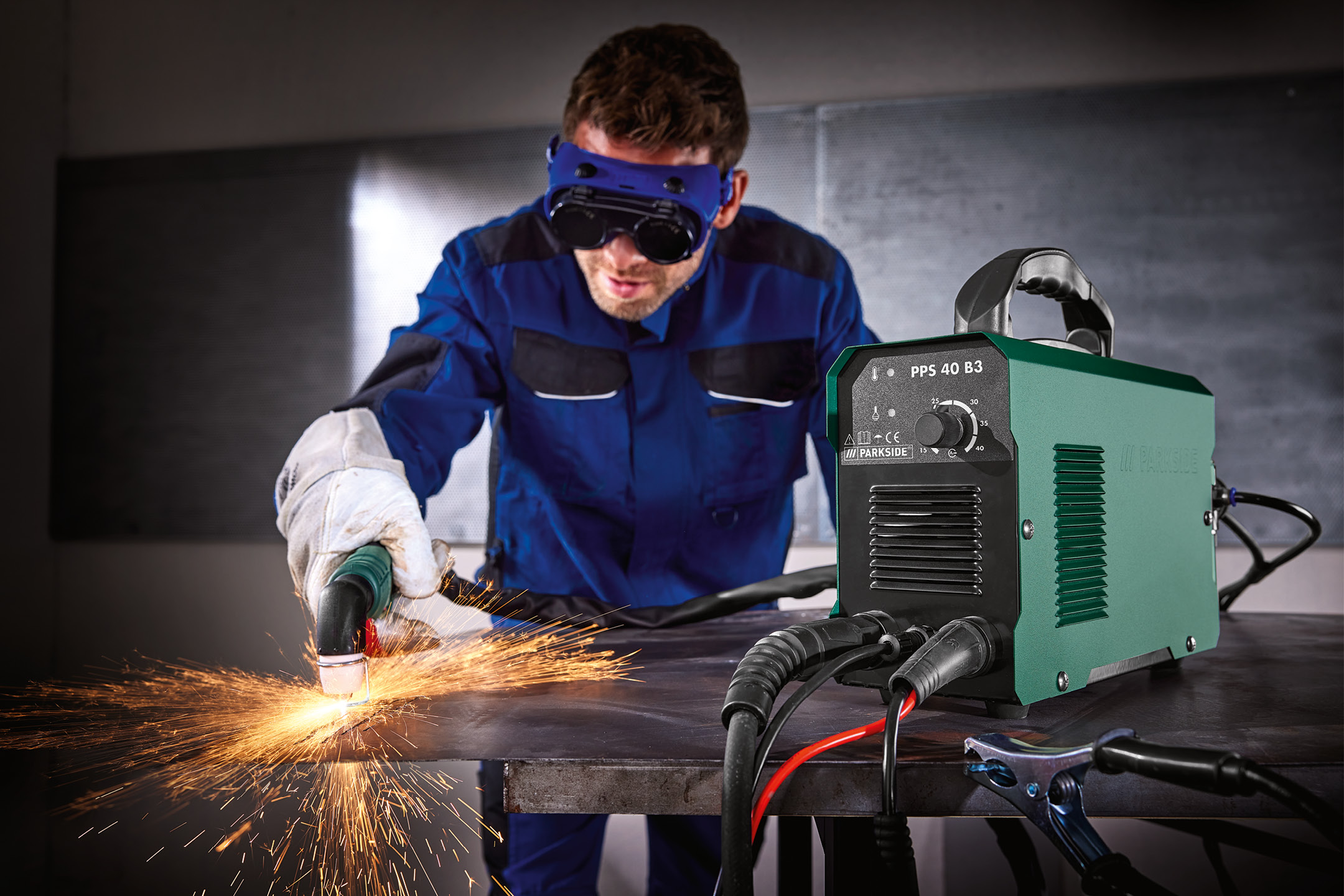 Man använder en plasmaskärare för att skära metall, med gnistor som flyger.