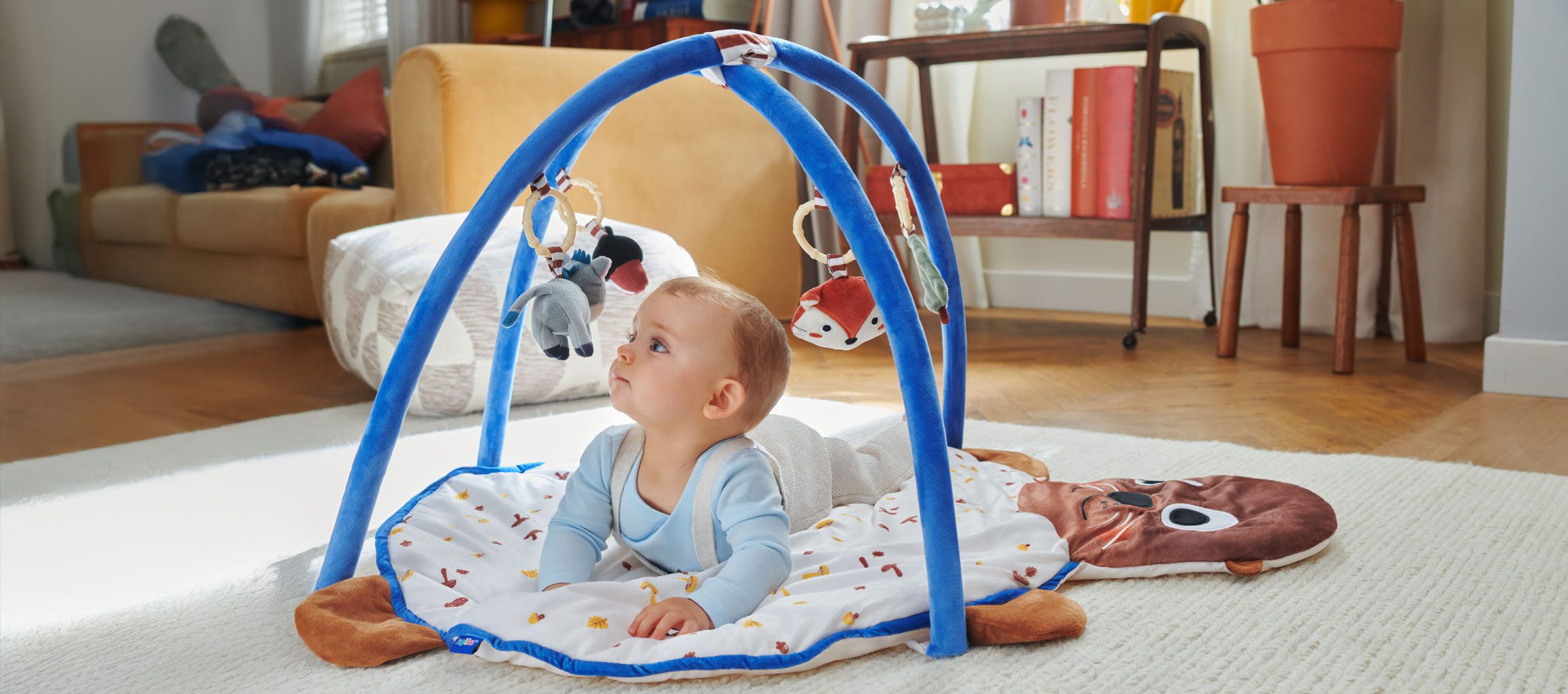 Ett barn leker med en Little Dutch lekmatta formad som en säl.