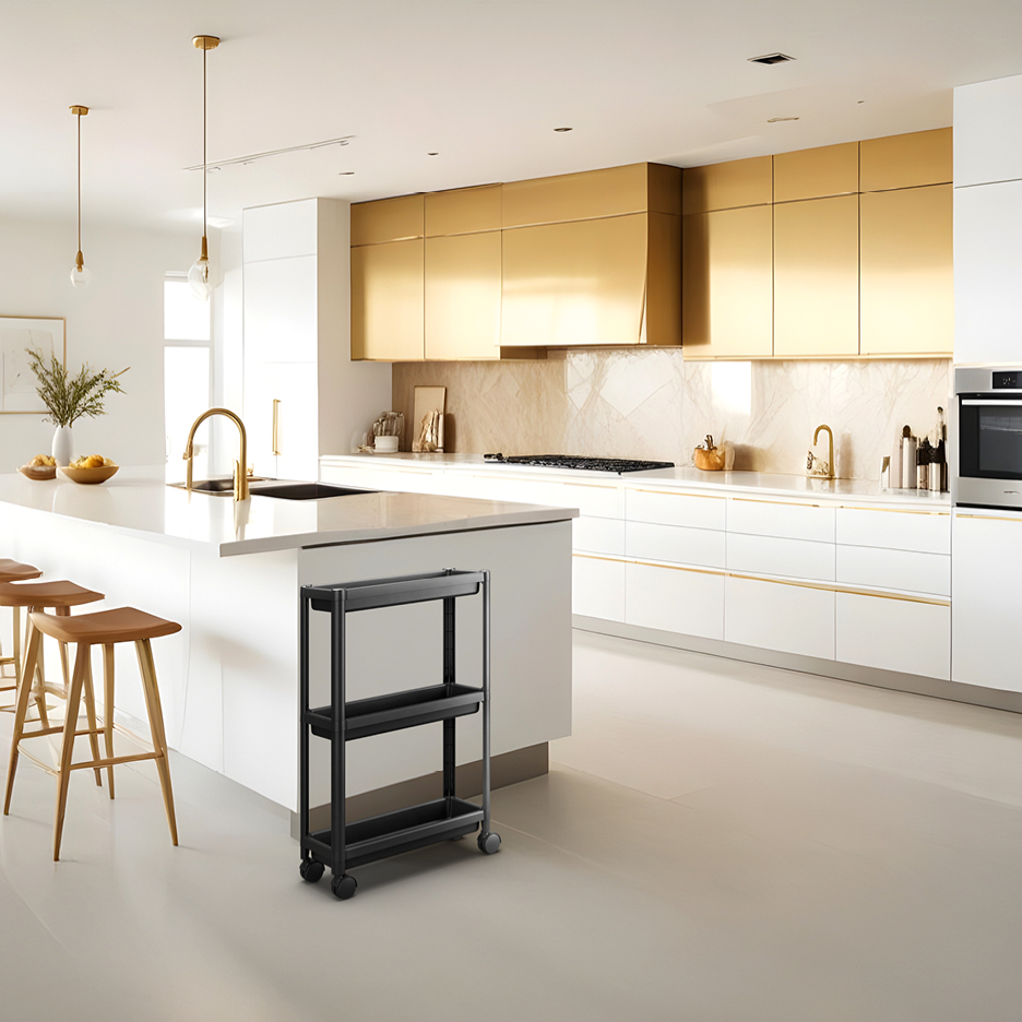 Ett modernt kök med en svart rullvagn, vita skåp och guldfärgade detaljer.