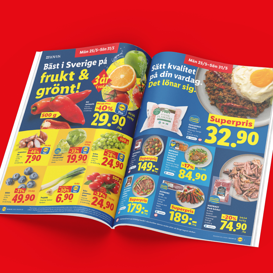 Uppslagen reklambroschyr med erbjudanden på frukt, grönsaker, kött och färdigrätter.