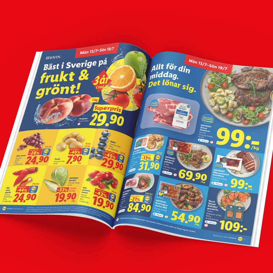 Ett reklamblad med erbjudanden på frukt, grönsaker och köttprodukter, inklusive persikor, potatis, blåbär, paprika, kål, tomater, fläskkött, grillskivor, karréflinta, kycklingben och lax.