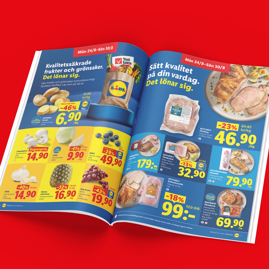Ett reklamblad med erbjudanden på frukt, grönsaker och köttprodukter, med fokus på potatis, blåbär och fläskkött.