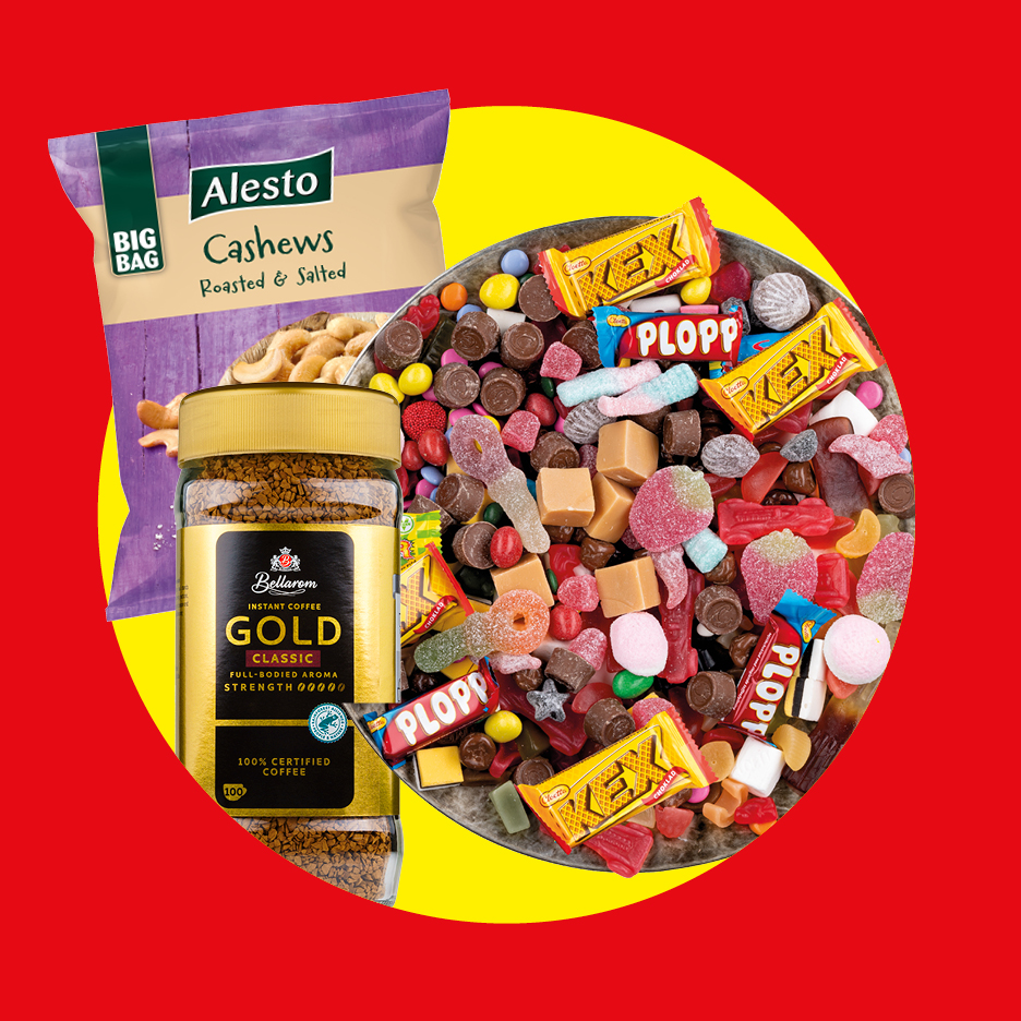 En påse Alesto cashewnötter, en burk Bellarom Gold snabbkaffe och en skål med blandat godis.
