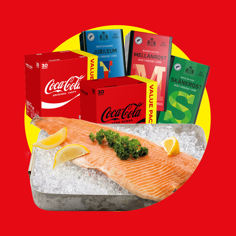 En laxfilé på is med citron och persilja, omgiven av läskförpackningar och kaffepaket.