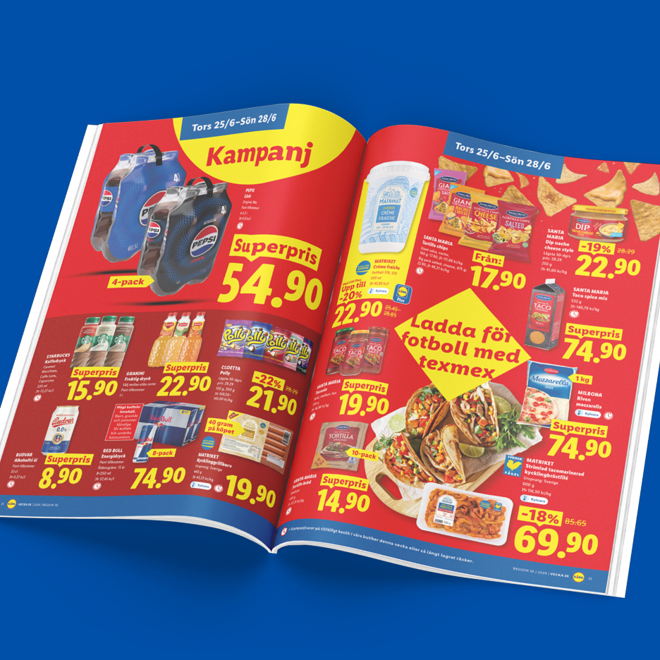 Ett reklamblad med läsk, kaffedrycker, fruktdrycker, godis, korv, crème fraiche, tortillachips, tacokrydda, mozzarella och kycklingbröstfilé.