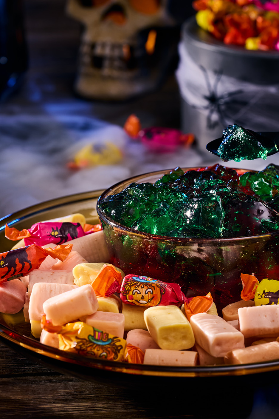 Grön gelé och färgglada kolor i en skål med kusligt Halloween-tema.