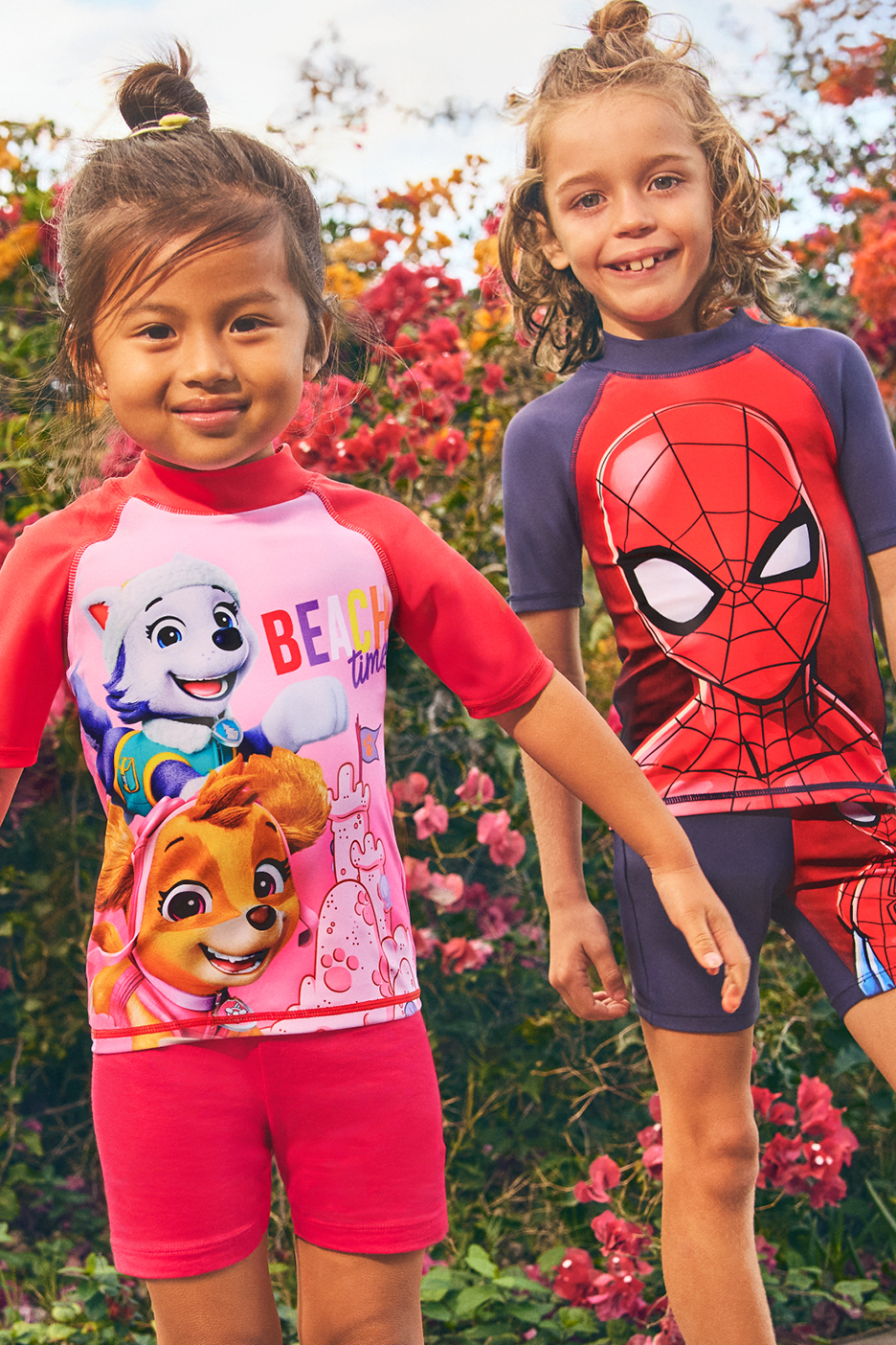 Barn i badkläder med Paw Patrol och Spiderman-motiv, med texten 'BEACH time'.
