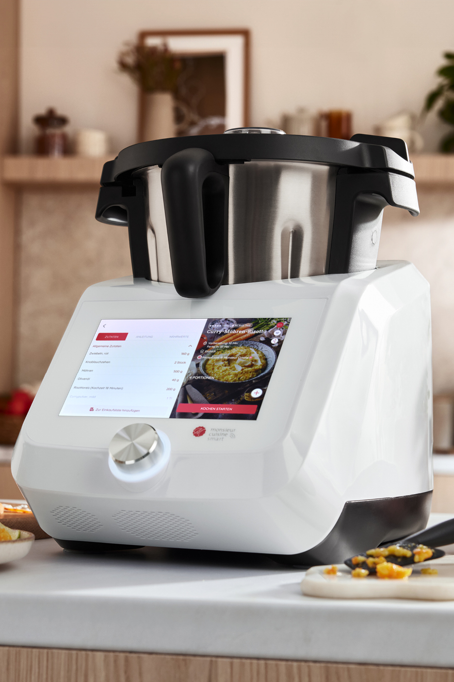 En vit matberedare med en skärm som visar ett recept på curry-morotsrisotto.