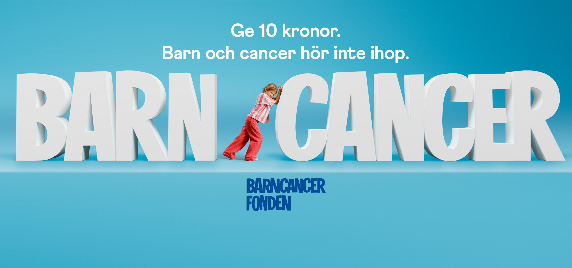 En flicka trycker bort ordet 'cancer' från ordet 'barn' på en blå bakgrund, med texten 'Ge 10 kr. Barn och cancer hör inte ihop'.