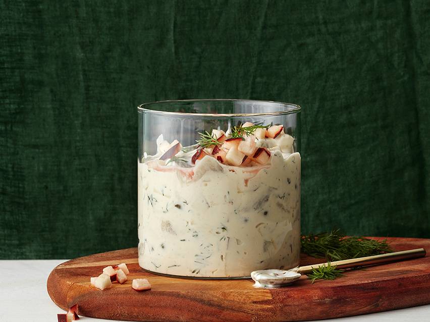 Gravad lax med äpple och dill i en skål.