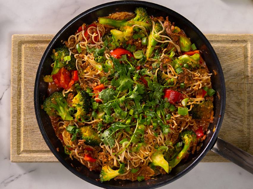 Nudelwok med nötkött och broccoli.