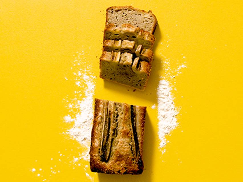 Bananbröd: Slices av läckert bananbröd på gul bakgrund.