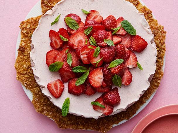 Fryst jordgubbsmousse-tårta