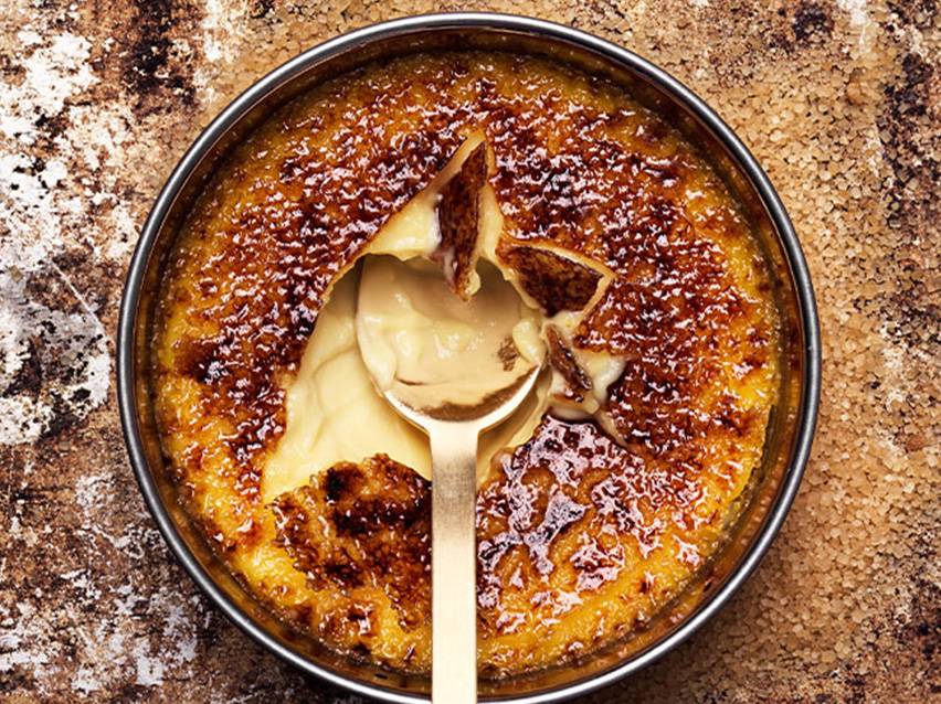 Brûlée med karamelliserad sockertopp.