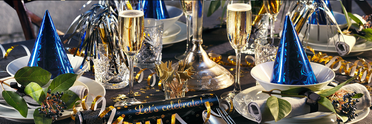 Champagne, konfetti och partyhattar för en fest.
