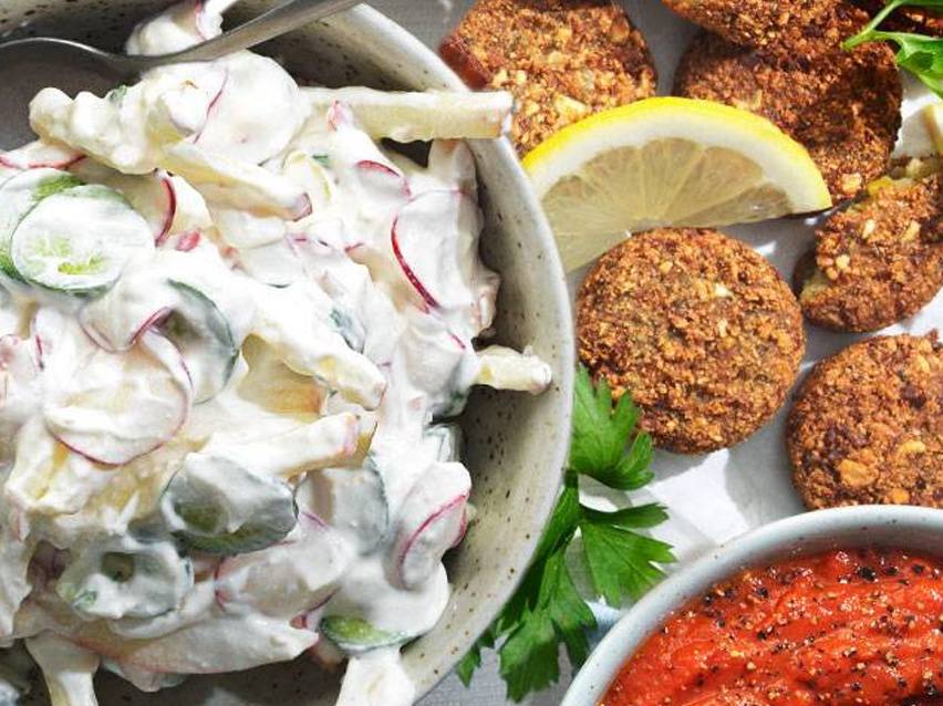 Yoghurtsallad, falafel och sås.