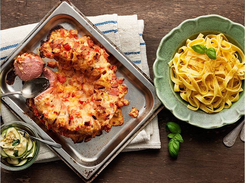 Sausage- och brödbakelse med pasta.