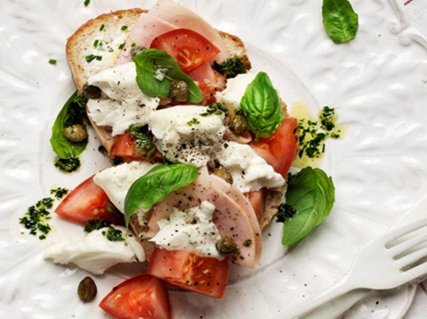 Mozzarella, tomat och skinka på bröd.
