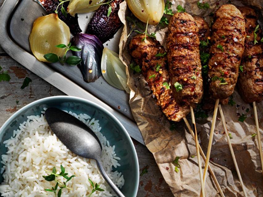 Grillade spett, vitt ris och rostade lökar.