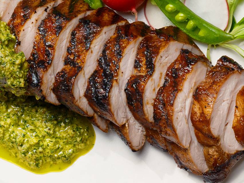 Grillade fläskfilémedaljonger med pesto.