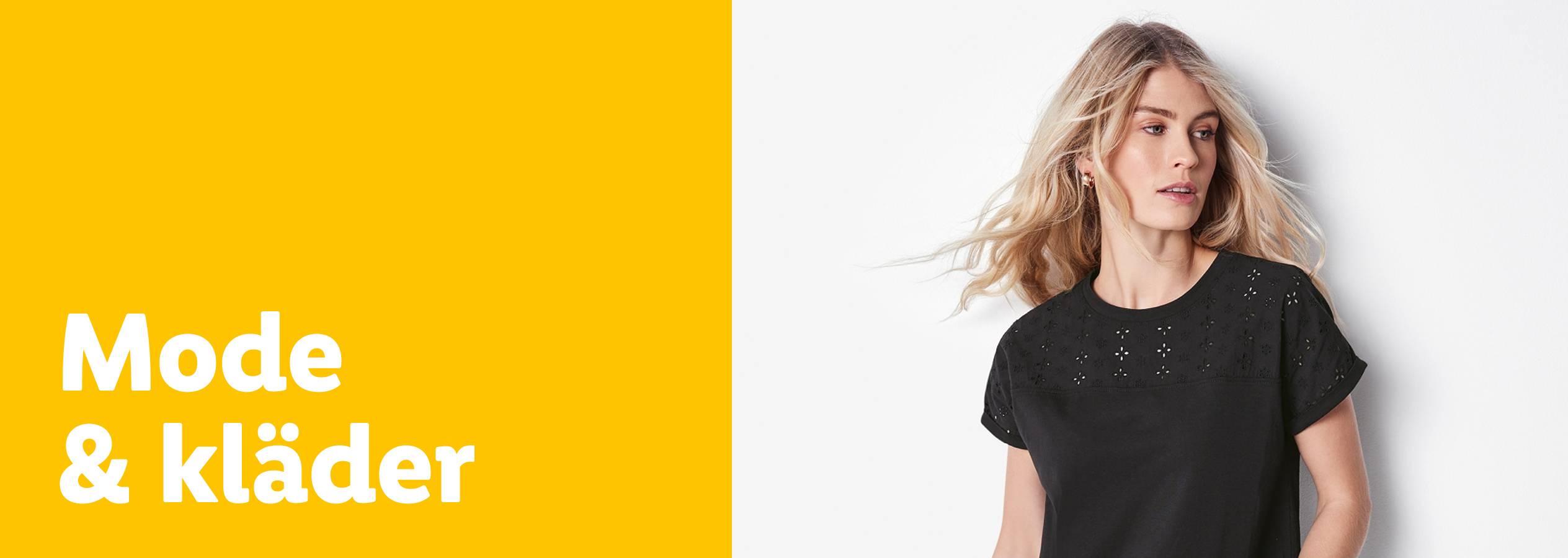 Mode & kläder: En kvinna i en svart, spetsdetaljerad t-shirt.