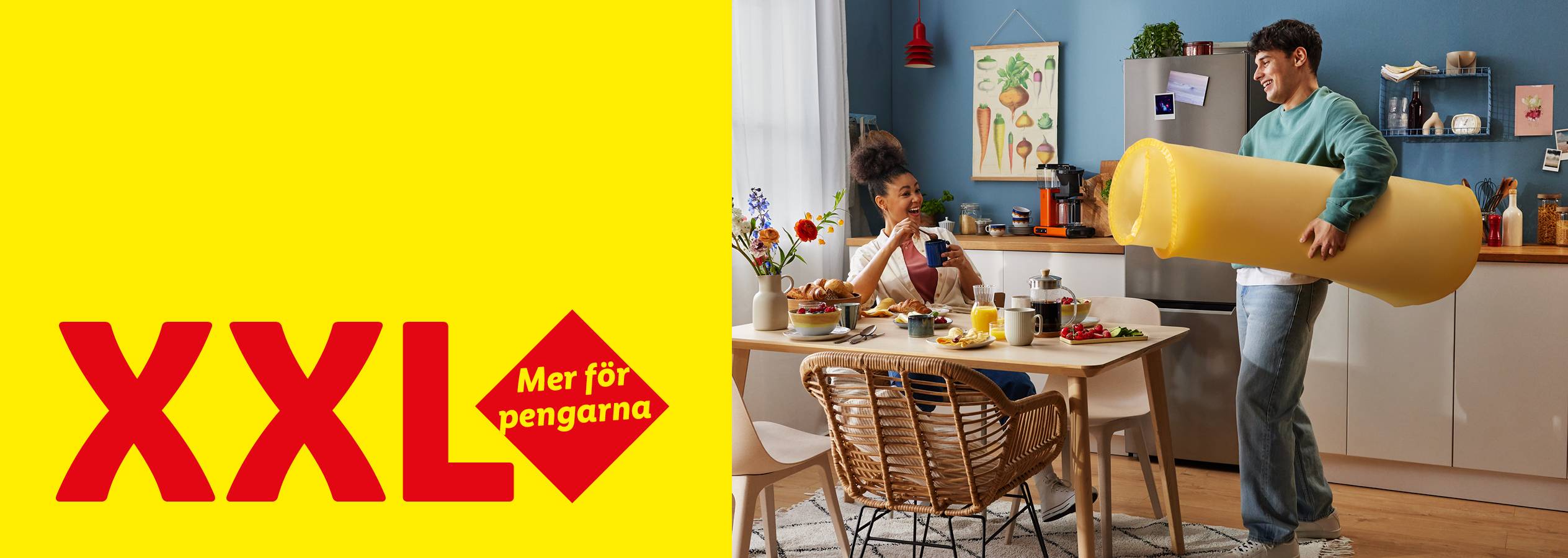 XXL-kampanj: Par njuter av frukost medan mannen bär hem en stor madrass.
