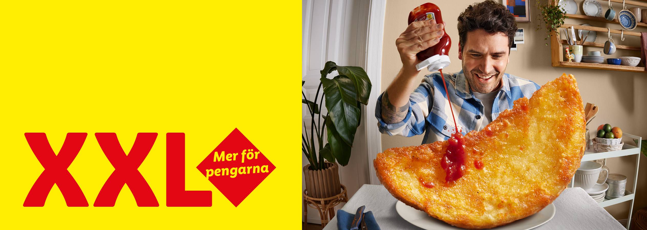 XXL-logotyp och en man som häller ketchup på en gigantisk friterad maträtt.