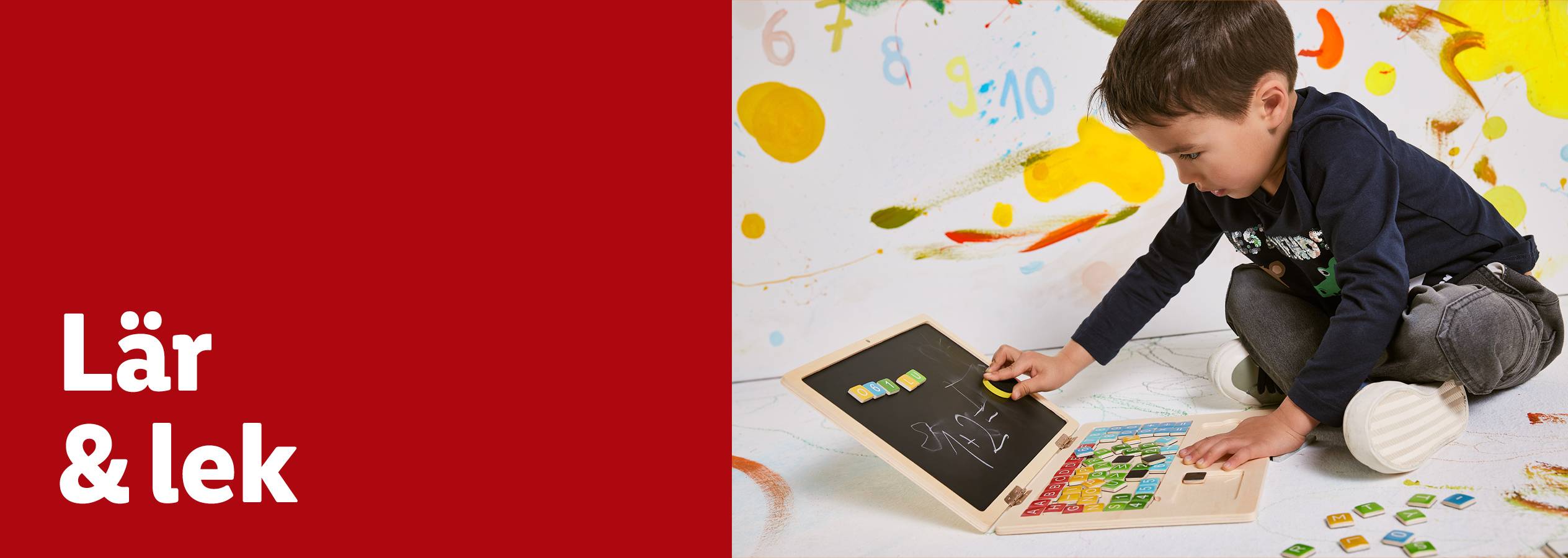Ett barn leker med en pedagogisk leksak i form av en trälaptop med bokstäver och siffror.
