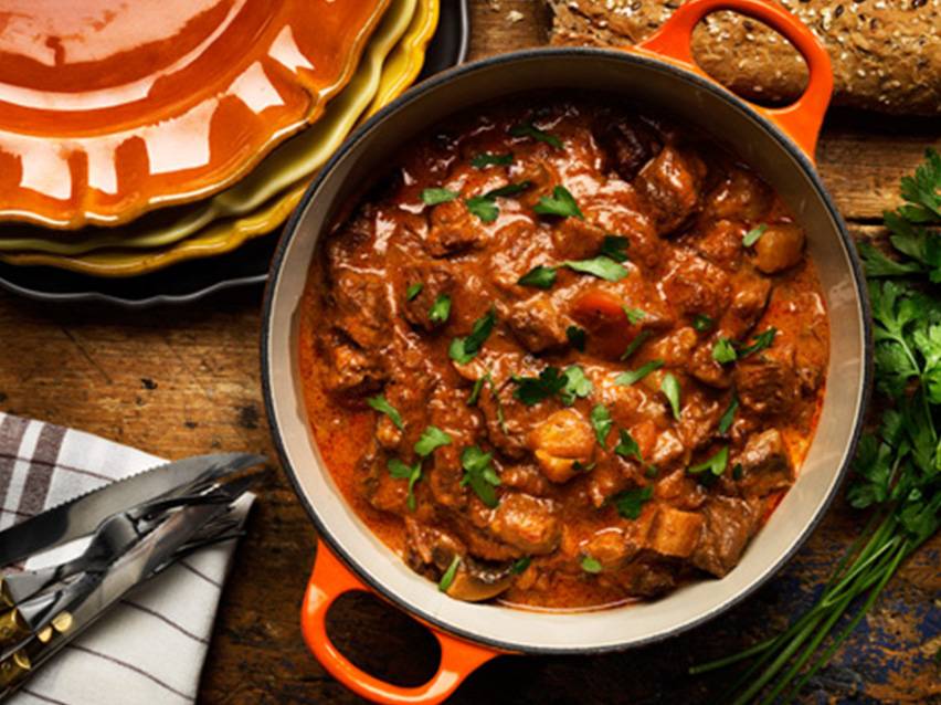 En gryta med köttgryta och örter.