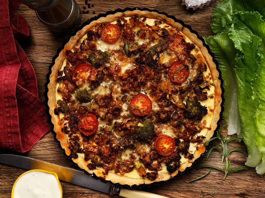 Kyckling- och broccolipaj med tomater.