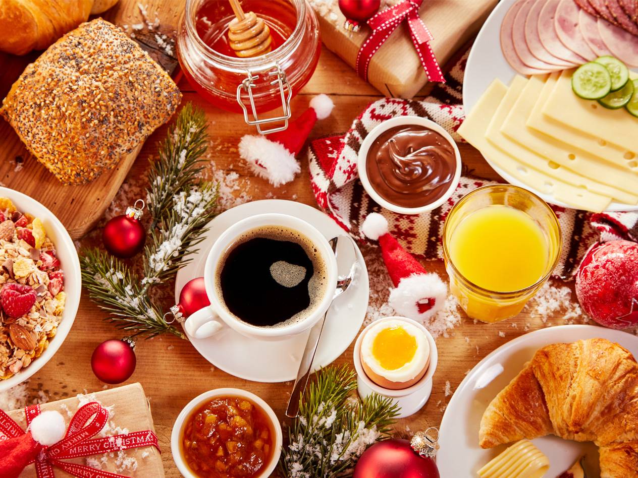 Julig frukost med kaffe, apelsinjuice, bröd, ost, skinka, sylt och honung.