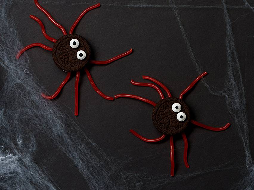 Två Oreo-spindlar med lakrits till Halloween.